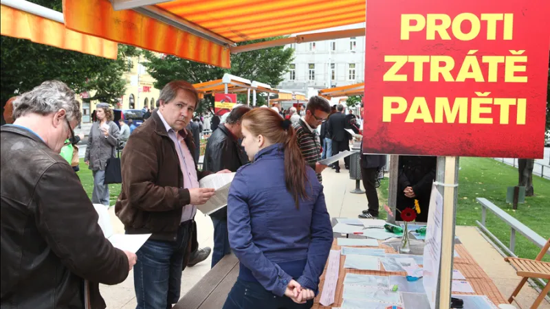 Tylovo náměstí nedaleko rušného dopravního uzlu I. P. Pavlova obvykle neláká k hlubším rozhovorům