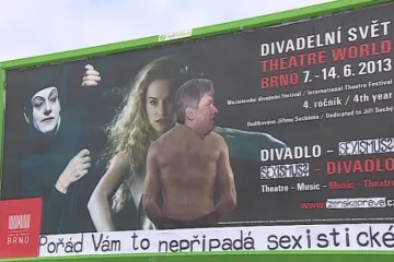 Sexistické prasátečko si vzalo na paškál billboard s nahou violoncellistkou