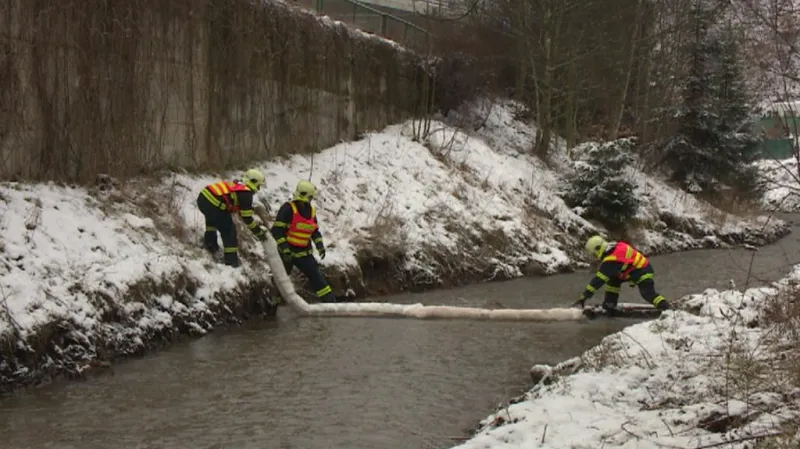 Hasiči budovali nornou stěnu