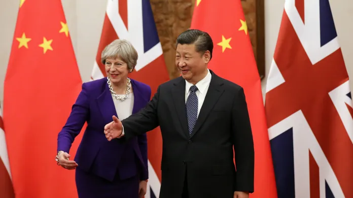 Čínský prezident Si Ťin-pching a britská premiérka Theresa Mayová