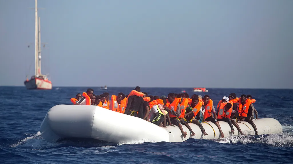 Uprchlická loď nedaleko břehů Libye