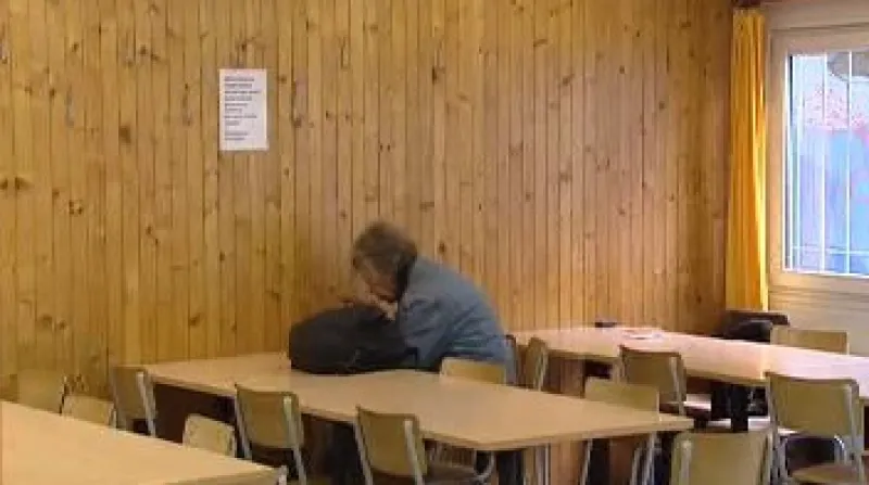 Denní stacionář pro bezdomovce Naděje, který sídlí v obytných unimobuňkách pod pražskou magistrálou, se musí stěhovat.