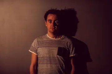Dům beze spánku rozebírá téma, u něhož společnost zaspala