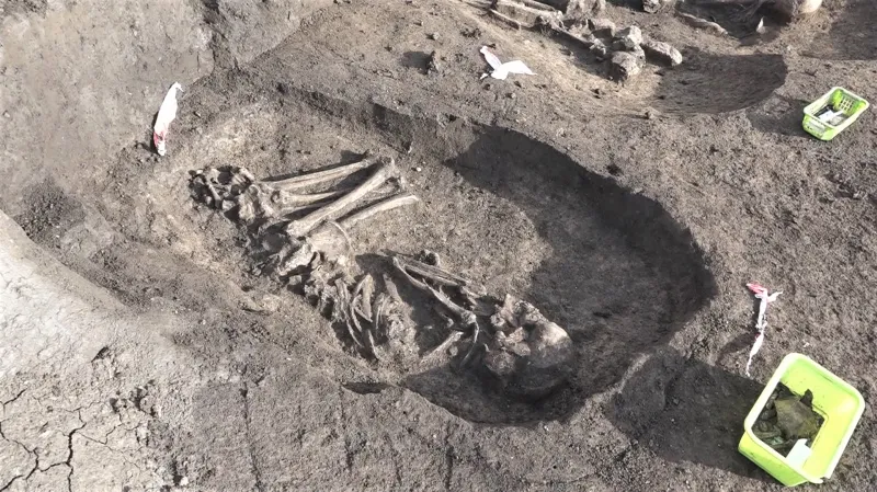 V hrobech leží ostatky na boku otočené k jihu