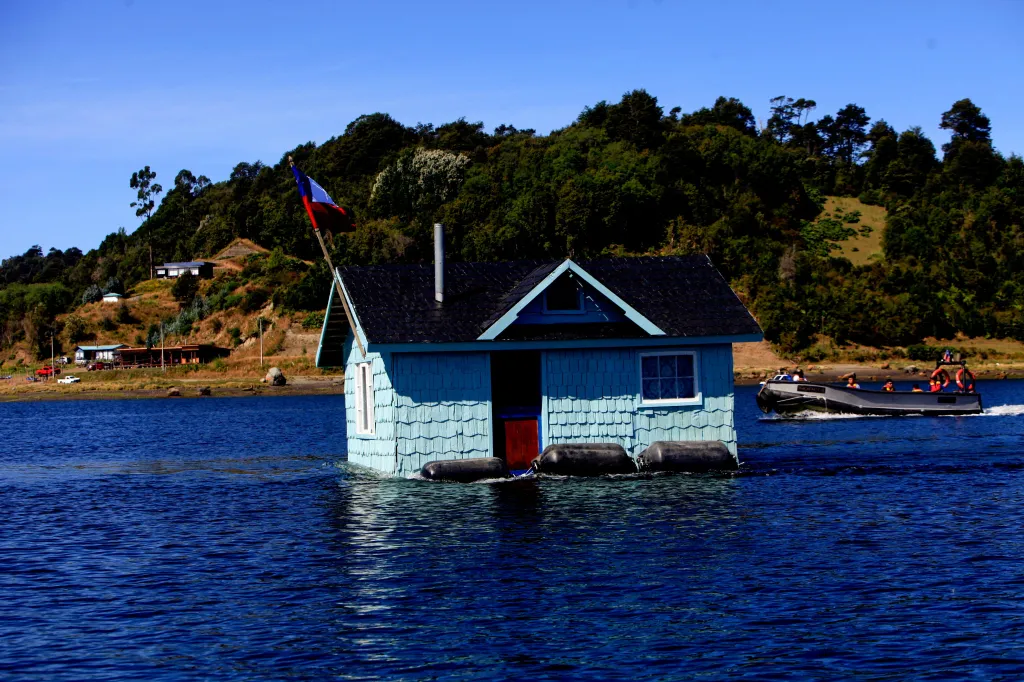 Dům podepřený bójemi se přesouvá na nové místo na ostrově Lemuy v Chile