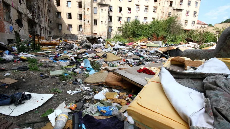 Čtvrť Předlice, vnitroblok plný odpadků