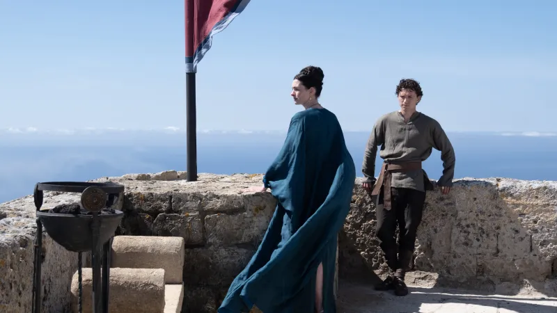 Anne Hathawayová a Tom Holland ve filmu Odyssea