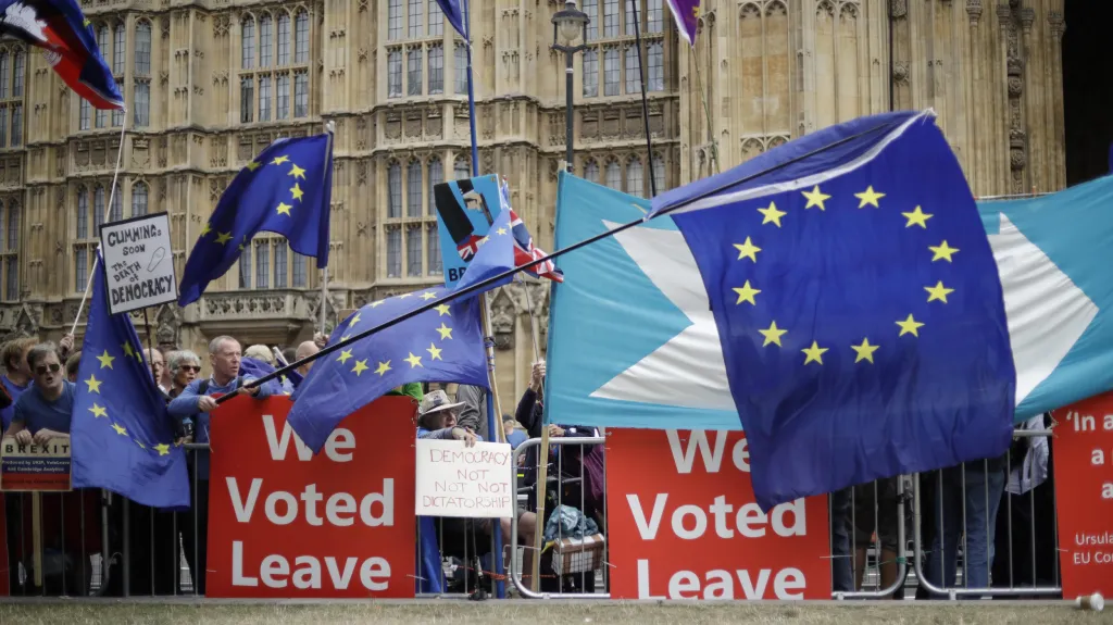 Demonstrace stoupenců a odpůrců brexitu před britským parlamentem