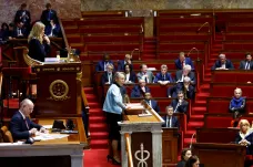 Francouzská opozice vládu nesvrhla, Macronova důchodová reforma je tak přijata