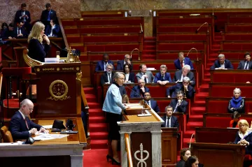 Francouzská opozice vládu nesvrhla, Macronova důchodová reforma je tak přijata