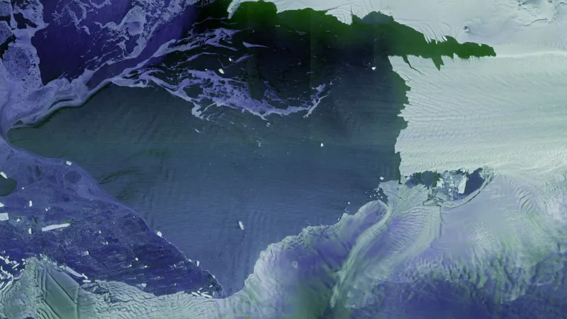 Ledovec Thwaites a sousední ledovec Pine Island se nacházejí západně od Antarktického poloostrova. Oba jsou citlivé na klimatické změny. Thwaites je jedním z nejnestabilnějších ledovců v Antarktidě a hrozí mu rychlý ústup. Detaily zobrazené na tomto snímku ze Sentinel-1D připomínají křehkost ledovců v Antarktidě