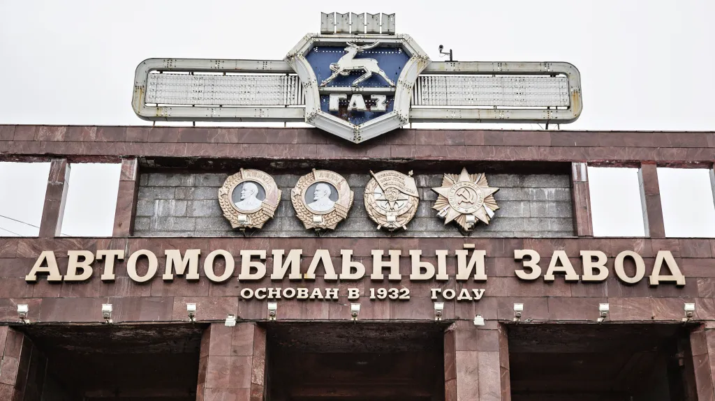 Hlavní vstupní brána do továrny GAZ v Nižním Novgorodu