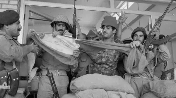 Iráčtí vojáci trhají vlajku Iránu poté, co obsadili město Chorramšahr v Íránu 26. října 1980. Šlo o první a první velké střetnutí mezi iráckými a íránskými silami