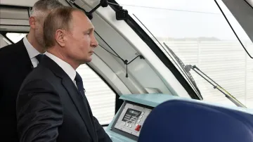 Ruský prezident Vladimir Putin u strojvedoucího