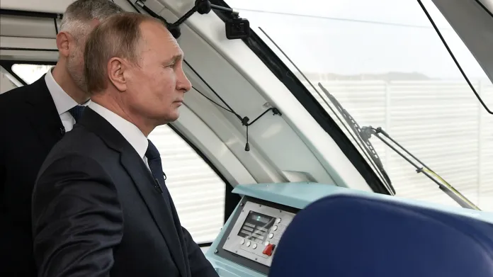 Události: Putin slavnostně otevřel železniční most mezi Krymem a ruskou pevninou