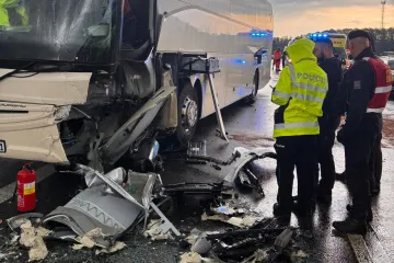 Na jihu Čech se srazil autobus s autem, hlášeno je přes deset zraněných