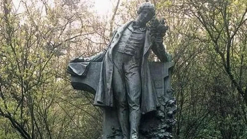 Socha K. H. Máchy od J. V. Myslbeka na pražském Petříně