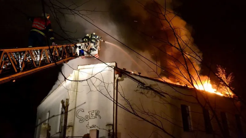 Požár bývalého inernátu v Chebu