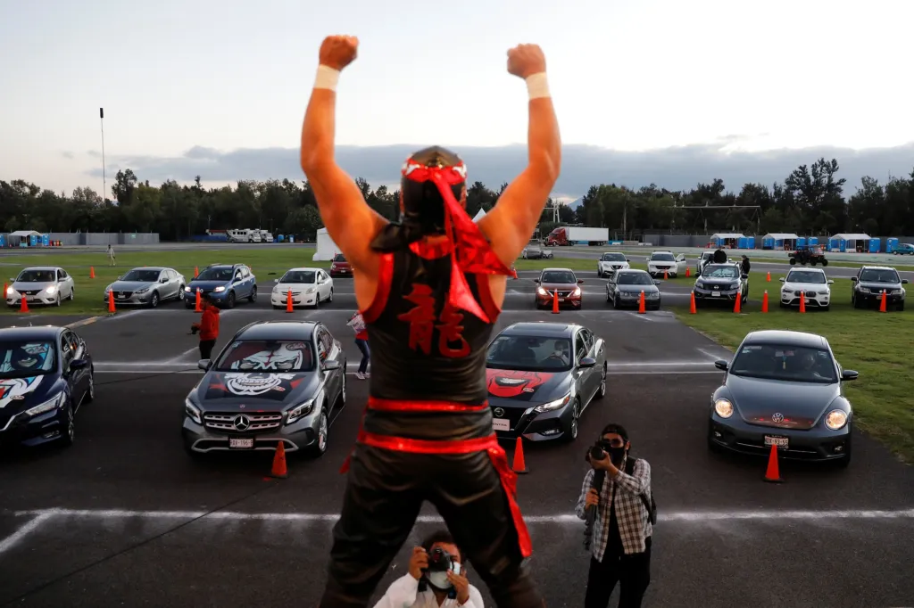 V Mexiku není v současné době možné navštěvovat sportovní akce. Důvodem jsou proticovidová opatření. Mexičtí wrestleři připravili pro své fanoušky venkovní show, při které bylo možné sledovat zápasnické oblíbence z vozidla