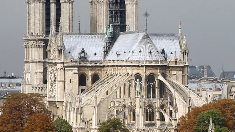Pařížská katedrála Notre-Dame poničená požárem