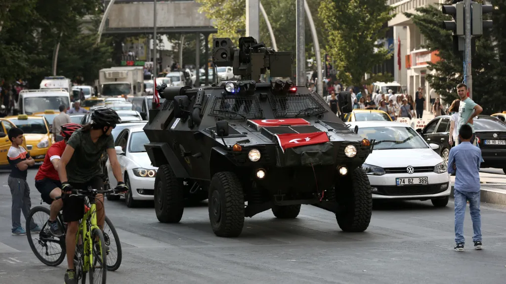 Policejní vůz v centru Ankary