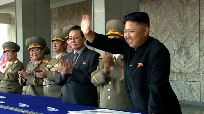 Kim Čong-un zdraví vojáky během přehlídky k 65. výročí založení KLDR