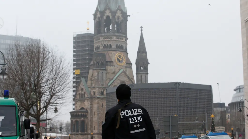 Policista před Pamětním kostelem císaře Viléma na náměstí Breitscheidplatz