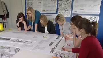 Studenti architektury při vytváření návrhů