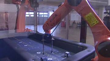 Roboti hrající v kostky