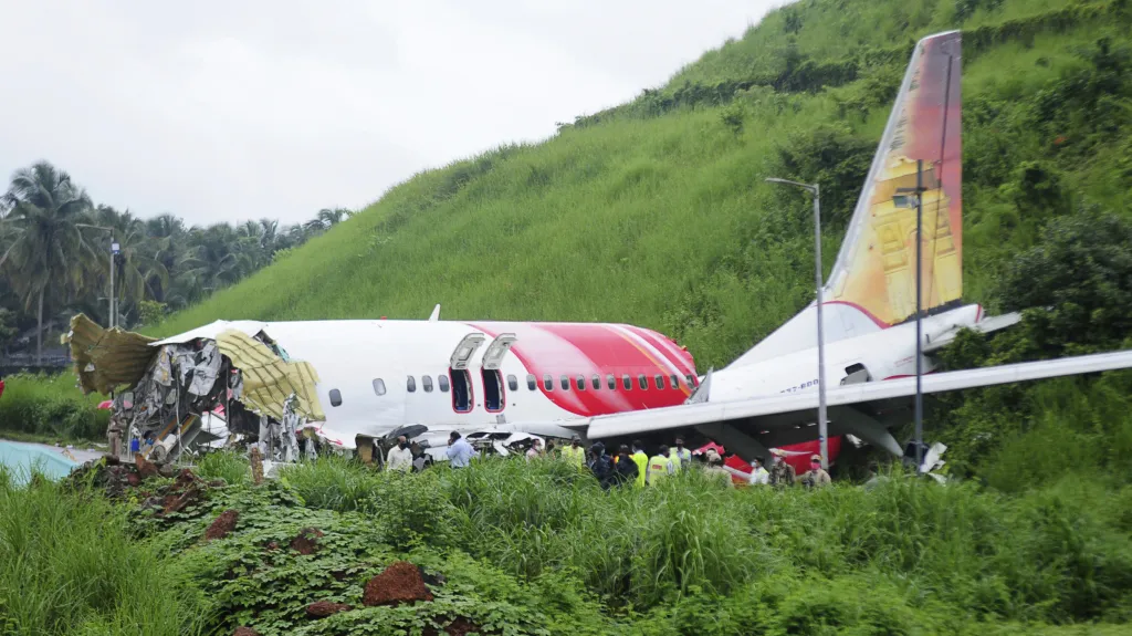 Rozlomené letadlo po havárii v Indii