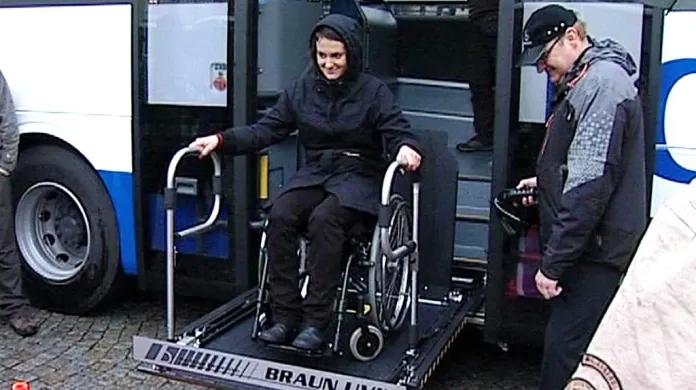 Výstup z autobusu pro vozíčkáře