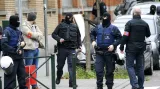 Zprávy ve 12: Razie po celé Francii i Bruselu
