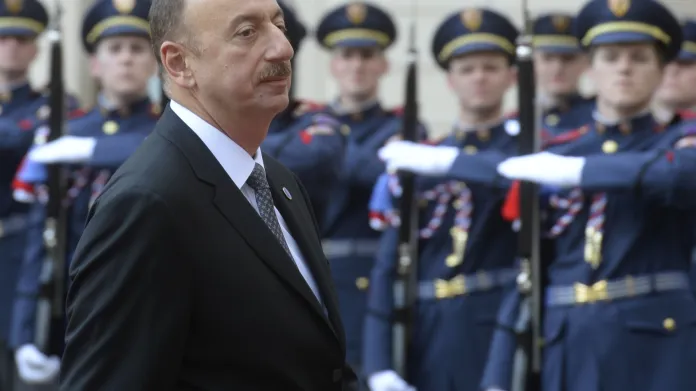 Prezident Alijev může být spokojen - jeho strana má většinu v parlamentu