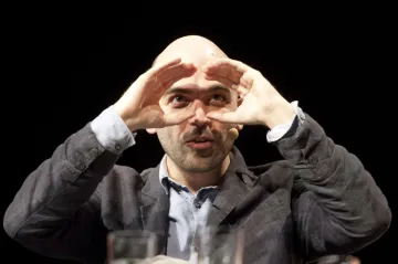 Italské mafii pandemie prospívá, říká novinář Roberto Saviano. Katastrofy ji vždy posilovaly