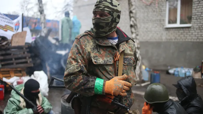 Ozbrojenci vyčkávají na barikádách ve Slavjansku