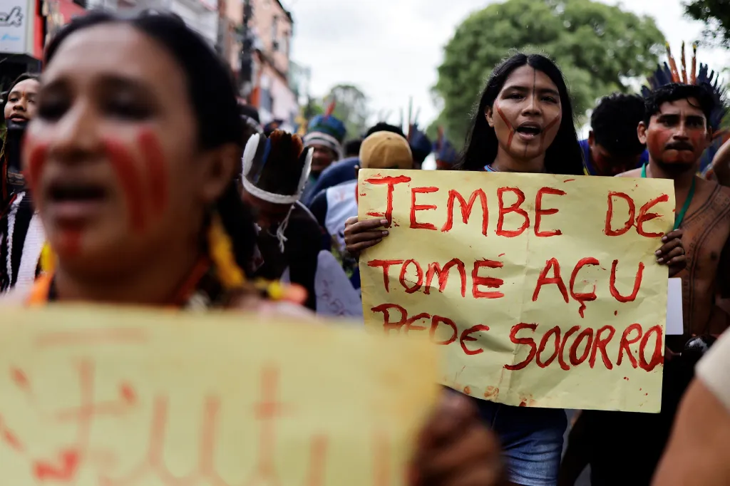 „Volejte pomoc,“ stojí na transparentu domorodé ženy
