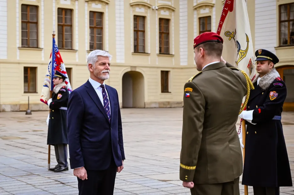 Prezident Pavel a náčelník Generálního štábu Armády ČR Karel Řehka na nádvoří Pražského hradu