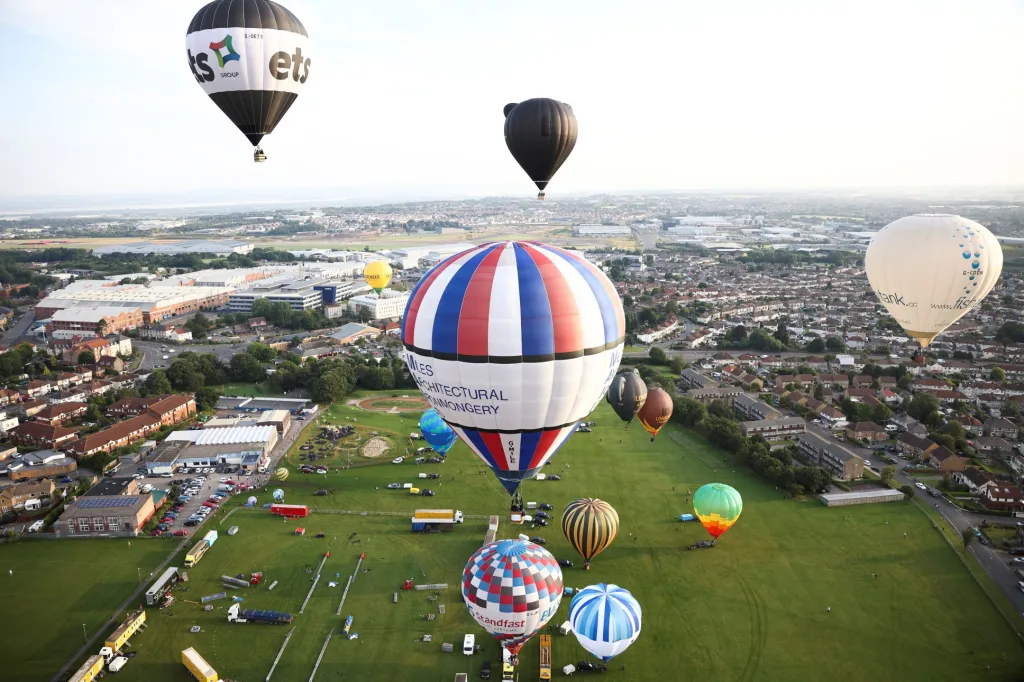 V anglickém Bristolu bylo zahájeno setkání milovníků balonového létání. Na nebi se postupně vystřídá přes sedm set balonů všech velikostí a tvarů