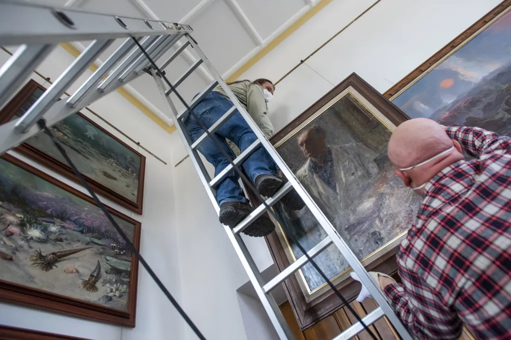 Na snímku zprava Antonín Reiter z Jihomoravského muzea ve Znojmě a Josef Hotový ze Safari parku připravují jeden z obrazů k převozu