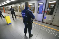 Brusel po atentátech: Kontroly v metru, razie a ochromené letiště