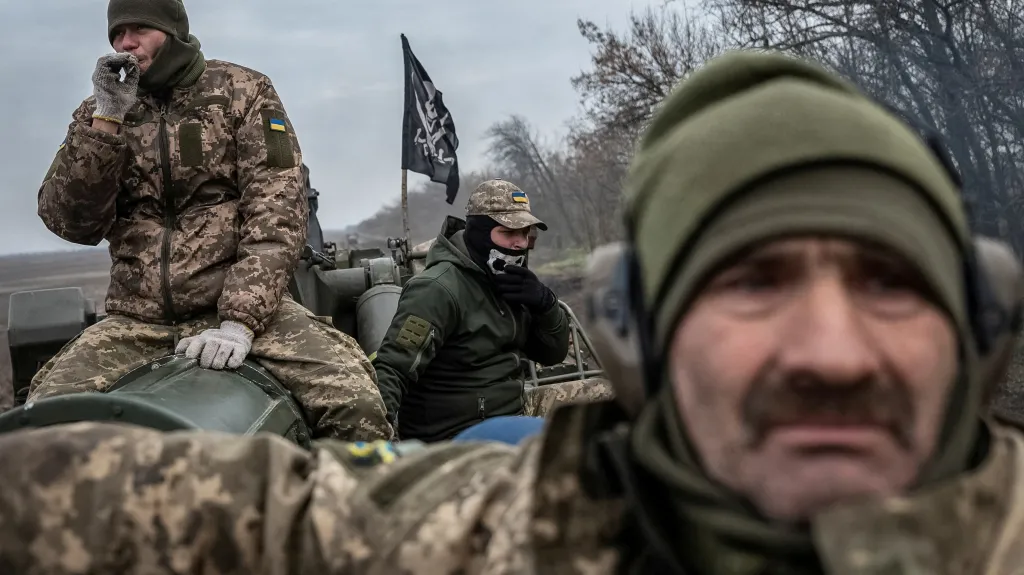 Ukrajinští vojáci jedou na samohybném děle 2S7 Pion poblíž frontové linie v Chersonské oblasti