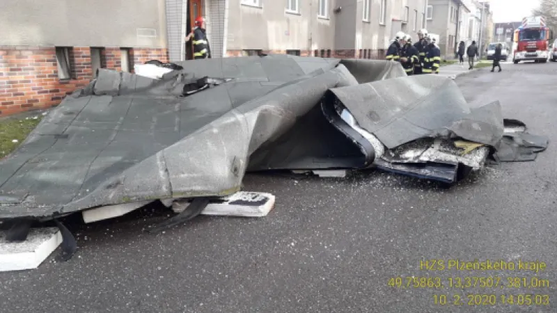 Hasiči v plzeňské ulici Pod Záhorskem odstraňovali spadlou část střechy, kterou z bytového domu strhl silný vítr.,  Autor: HZS Plzeňského kraje,  Zdroj: ČTK