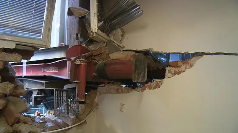 Vlak nacouval do místnosti