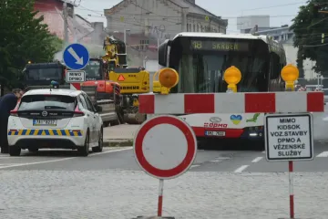 V Česku se rozeběhly opravy silnic, na některé ale nejsou peníze. Zdražil materiál a odešli Ukrajinci
