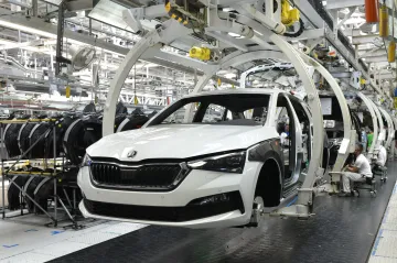 Prodej nových aut loni v Česku klesl o 19 procent. Nejčastěji lidé volili benzinové vozy a SUV