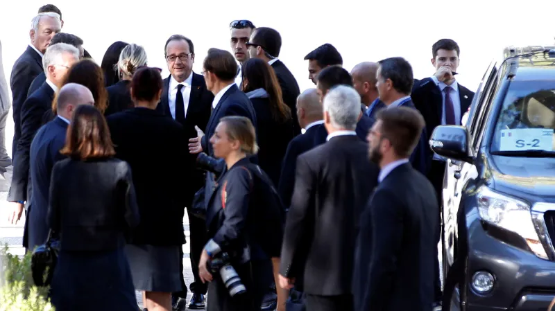 Smuteční hosté na Peresově pohřbu