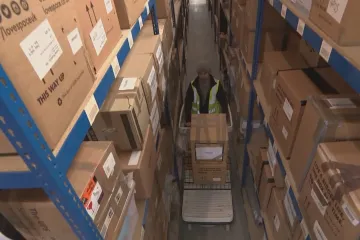 Britové horečně nakupují, firmy se předzásobují, hledají každý volný sklad