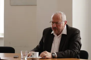 Klause mladšího v čele výboru dočasně střídá Rais z ANO