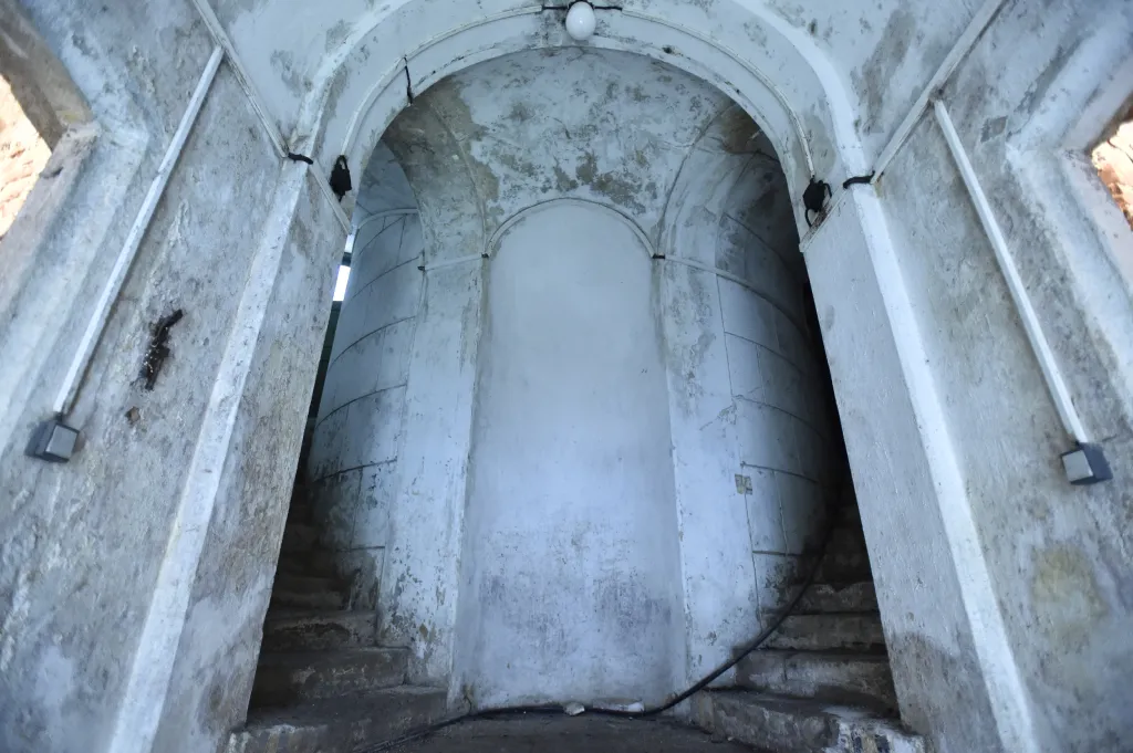 V prostoru takzvaných katakomb pod zámeckým skleníkem je nyní umístěno malé občerstvení. Práce budou zahrnovat novou izolaci, ovlhčení, nové omítky, restaurování kašny se sochou a vybudování nových toalet pro návštěvníky