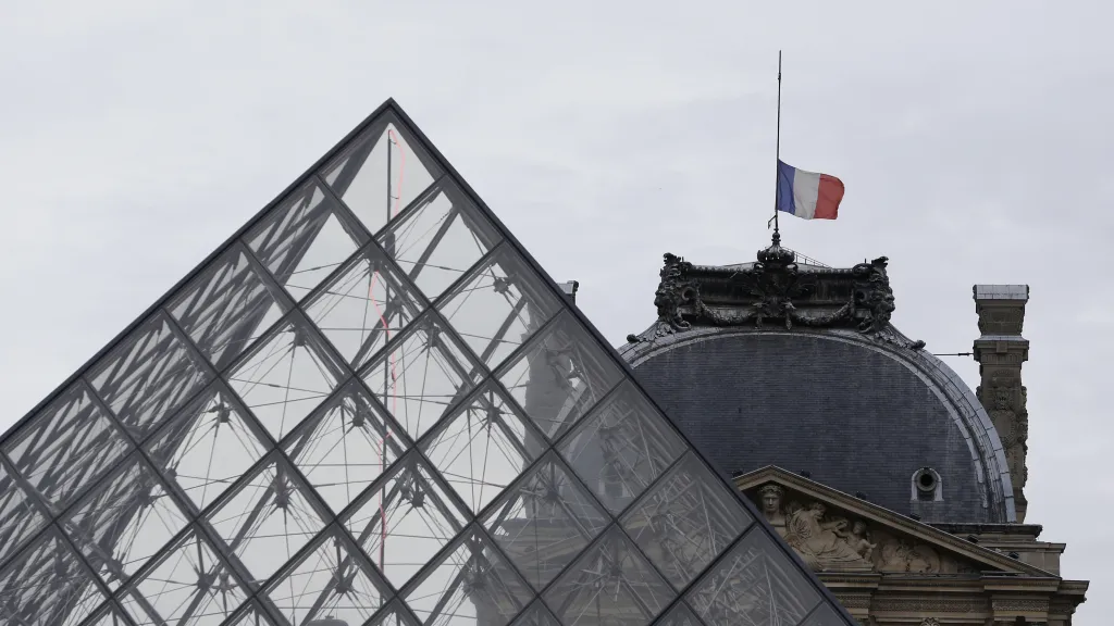 Francouzské vlajky visí jenom na půl žerdi